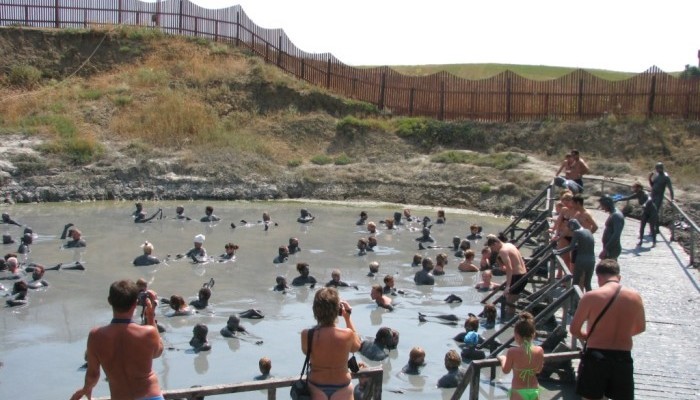 Широкая ванна грязевого вулкана близ Анапы